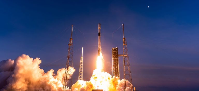 Falcon 9 lifting off from Cape Canaveral on the Starlink 10-43 mission carrying 29 Starlink satellites